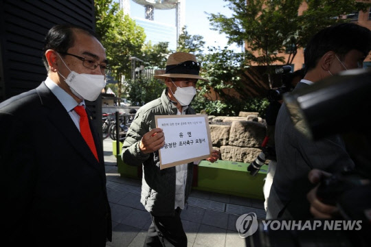 지난 6일 북한 피격 사망 공무원 A씨의 형 이래진씨가 공정한 조사 촉구 요청서를 전달하기 위해 서울 종로구 유엔 북한인권사무소로 들어서고 있는 모습(사진=연합뉴스)